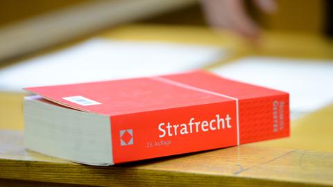 Rotes Buch mit der Aufschrift "Strafrecht".