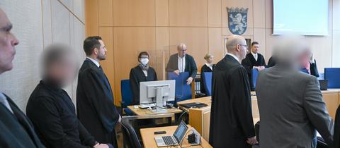 Der Frankfurter Ex-Oberstaatsanwalt (2.v.l.) und der mitangeklagte Geschäftsmann (r.)  im Gerichtssaal