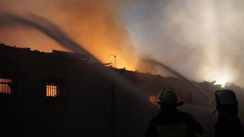 Feuerwehrleute versuchen im November den brennenden Supermarkt in Lautertal zu löschen.