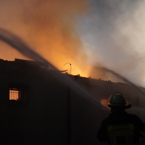 Feuerwehrleute versuchen im November den brennenden Supermarkt in Lautertal zu löschen.