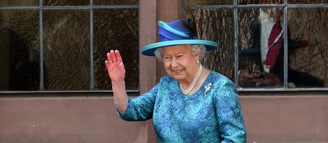 Queen winkt vom Römer-Balkon