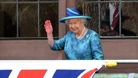 Queen winkt vom Römer-Balkon