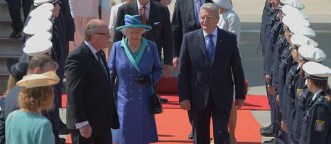 Selten im Vordergrund: Protokollchef Dieter Beine 2015 bei Queen Elizabeth II und Bundespräsident Gauck am Flughafen Frankfurt
