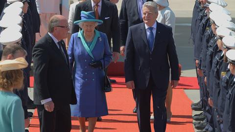 Selten im Vordergrund: Protokollchef Dieter Beine 2015 bei Queen Elizabeth II und Bundespräsident Gauck am Flughafen Frankfurt