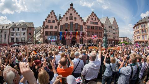 Tausende Menschen bejubeln auf dem Römerberg die Queen