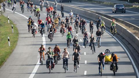 Radfahrer-Demo auf einer Autobahn
