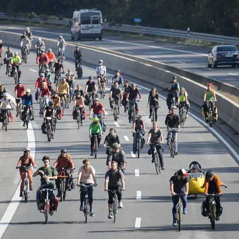 Radfahrer-Demo auf einer Autobahn