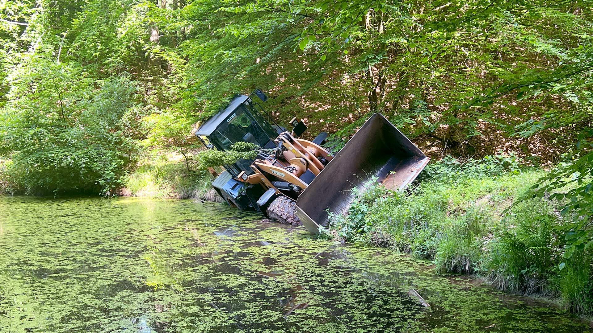 Zerst-rerische-Radladerfahrt-endet-im-Waldteich-Staatsanwaltschaft-ermittelt