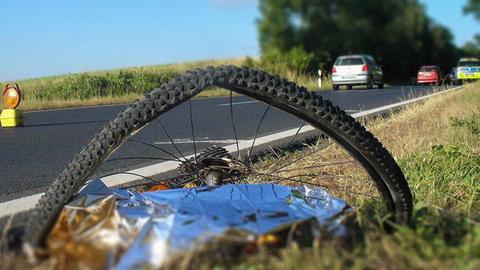 Der Reifen eines Fahrrads nach einem Unfall an einer Landstraße. (Archivbild)