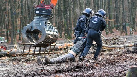 Polizisten schleifen einen Aktivisten im Dannenröder Forst weg.