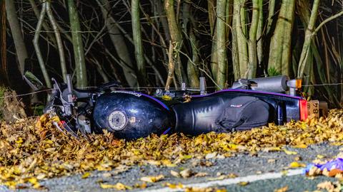 Verunfalltes Motorrad liegt auf dem Boden