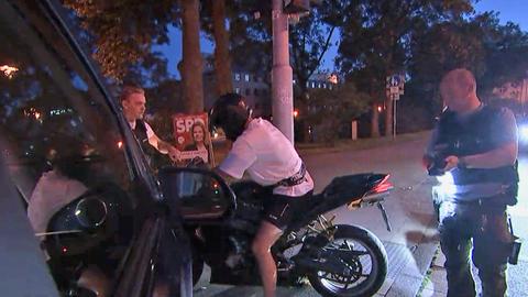 Polizeikontrolle in Kassel - zwei Beamte halten einen Motorradfahrer an.