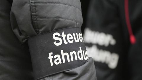 Eine Armbinde mit der Aufschrift "Steuerfahndung".