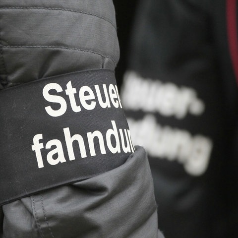 Eine Armbinde mit der Aufschrift "Steuerfahndung".