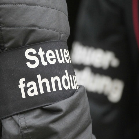 Eine Armbinde mit der Aufschrift "Steuerfahndung".