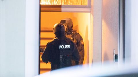 Polizisten bei der Razzia gegen die Vereinigung "Artgemeinschaft" in einem Hauseingang