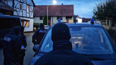 Bewaffnete Einsatzkräfte der Bundespolizei auf einer Straße in einem Wohngebiet