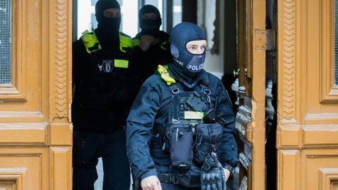 Razzia bei der Letzten Generation: Polizisten kommen in Berlin aus einem Gebäude. 