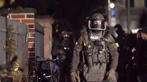 Spezialkräfte der Polizei bei einer Razzia im Einsatz in Frankfurt