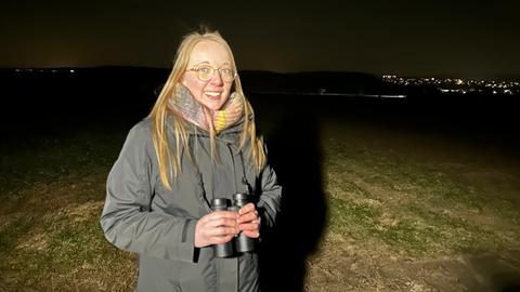Portrait-Foto von Annika Werner bei der Rebhuhn-Suche auf einem Acker in Langgöns