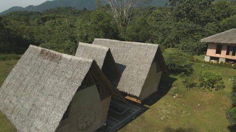 Ada beberapa rumah di lahan seluas tiga hektar.