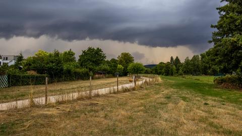  Dunkle Wolken einer aufziehenden Gewitterfront 