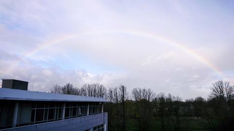 Ein Regenbogen - Blick aus dem Fenster, in der Morgenfrühe.