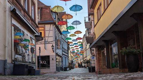 Und das ist sie: die neue Regenschirmgasse in Gelnhausen. 