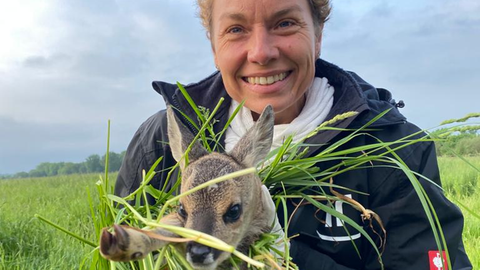 Conny Bächstädt mit Rehkitz