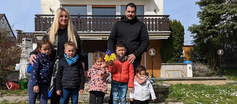 Familie Elahmar im Garten ihres zerstörten Hauses