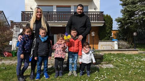 Familie Elahmar im Garten ihres zerstörten Hauses