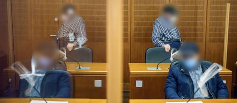 Vater (hinten) und Sohn (vorne) nehmen Platz zu Beginn des dritten Prozesses im vergangenen April um den Mord an einem Ehepaar auf einem Reiterhof in Maintal-Dörnigheim.
