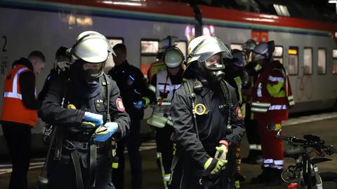 Feuerwehrleute mit Atemschutz am Bahnsteig in Groß-Gerau