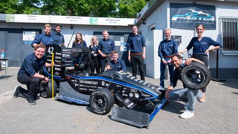 Stolz präsentiert die Rennsportgruppe der Hochschule Darmstadt ihren elektrischen Rennwagen.