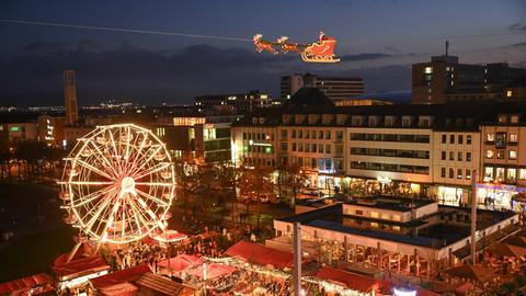 Fernando Traber fliegt in seinem Rentierschlitten über den Weihnachtsmarkt in Kassel