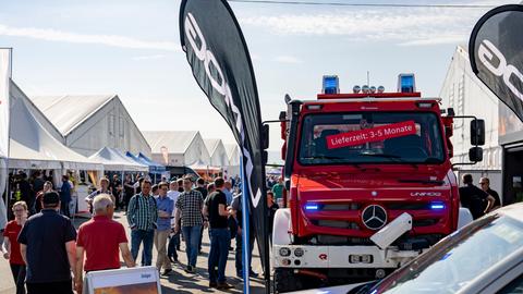 Menschen laufen über das Gelände der Rettmobil in Fulda 2022. 