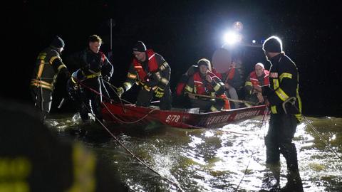 Ratownicy z łodzią podczas operacji powodziowych