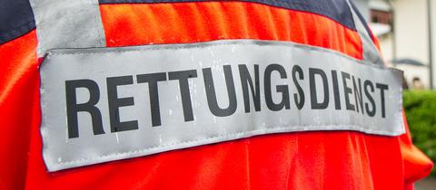 Person mit Rettungsdienst-Jacke