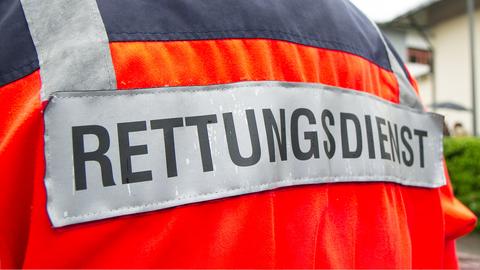 Rückseite einer "Rettungsdienst"-Jacke, die von einer Person getragen wird.