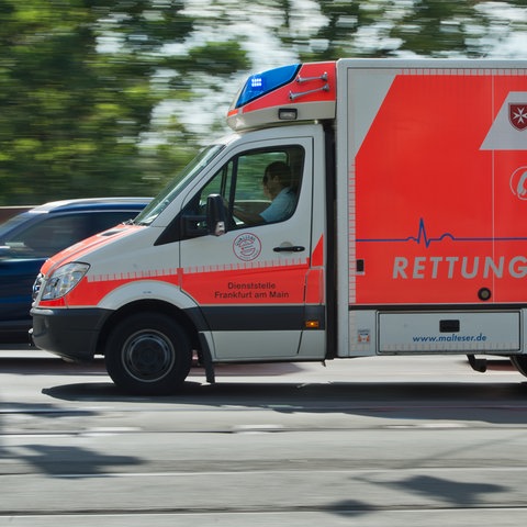 Sujet Rettungsdienst Rettungswagen Fahrt Frankfurt