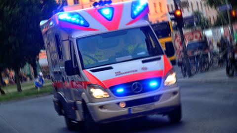 Sujet Rettungsdienst Rettungswagen Fahrt Tag