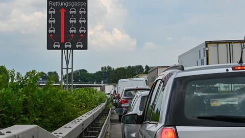 Auf einer Autobahn wird eine Rettungsgasse gebildet.