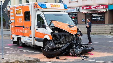 Das Motorrad liegt noch unter dem Rettungswagen