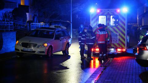 Einsatzkräfte an der Unfallstelle neben dem Taxi, das eine 73-Jährige überrollt und getötet hat.