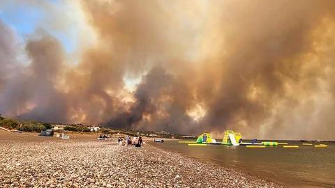 Rauchwolken eines Waldbrandes steigen auf der griechischen Insel Rhodos in den Himmel