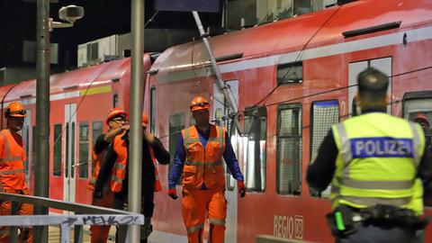 Einsatzkräfte an einem Zug