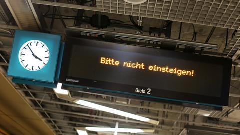 Eine Anzeigetafel in einer U-Bahn-Station auf welcher "Bitte nicht einsteigen" steht. 