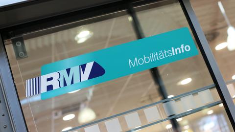 Auf einer Glastür ein großer türkisfarbener Aufkleber mit "RMV Mobilitätsinfo".