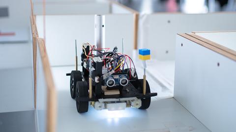 Roboter fährt durch Labyrinth (maze), hat dort einen Gegenstand gefunden und bringt ihn zum Startpunkt