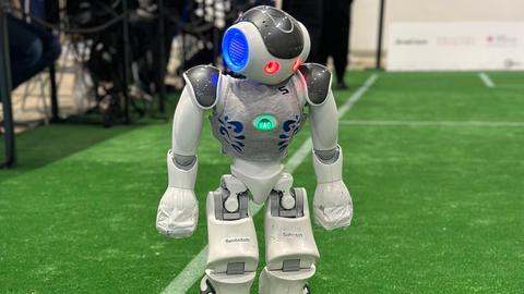 Ein Fußball-Roboter beim Robocup in Kassel